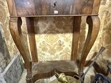 une petite table en bois sur laquelle se trouve un miroir