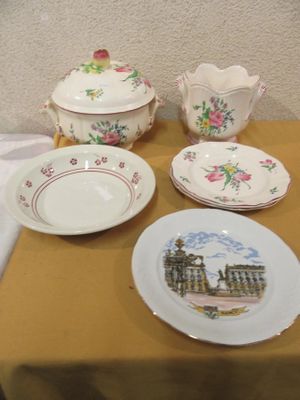 une table sur laquelle sont posés des assiettes, des bols et une théière