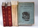 plusieurs livres sont empilés sur une surface blanche