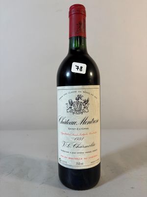 une bouteille de vin posée sur une table