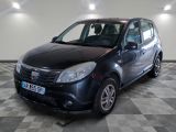 la photo d'une petite voiture noire garée dans un garage