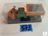 une petite boîte contenant un train, posée sur une table