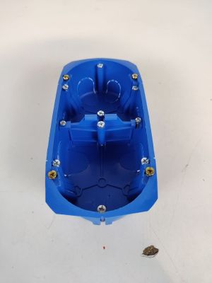une boîte en plastique bleue munie de deux vis