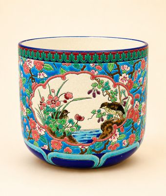 un bol bleu et blanc orné d'un oiseau et de fleurs