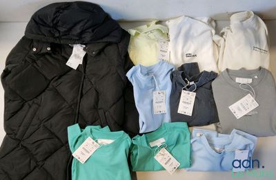 un tas de vêtements posés sur une table