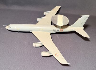 une maquette d'avion posée sur une table