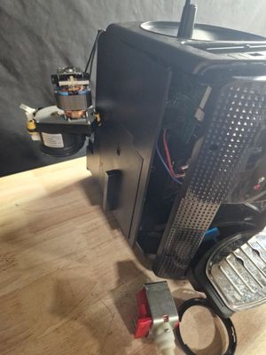 un ordinateur posé sur une table en bois
