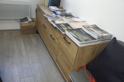 un téléviseur posé sur une commode dans un coin de la pièce