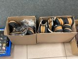 deux cartons de chaussures posés par terre