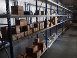 de nombreux cartons sur les étagères de l'entrepôt