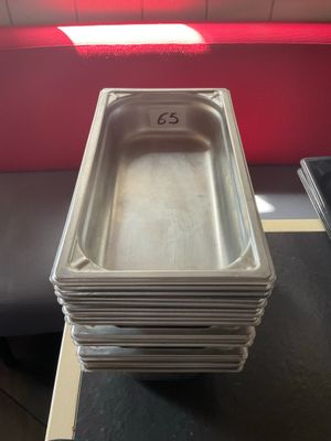 une pile de plateaux posée sur une table dans un restaurant