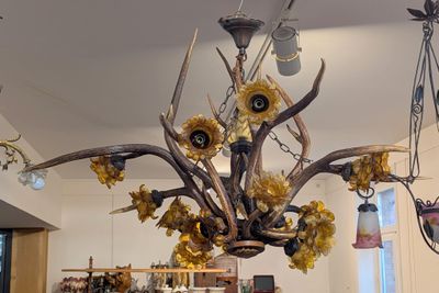 un lustre composé d'antilopes et de tournesols suspendu au plafond