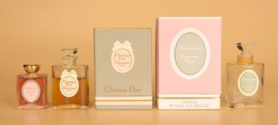 trois flacons de parfum posés l'un à côté de l'autre sur une table