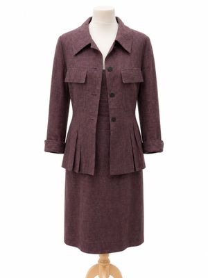 un gros plan d'une robe et d'une veste sur un mannequin
