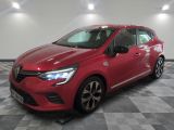 une voiture rouge est garée sur le sol en damier d'un garage