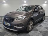 une voiture grise garée sur le sol en damier d'un garage