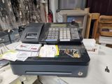 une caisse enregistreuse posée sur une table