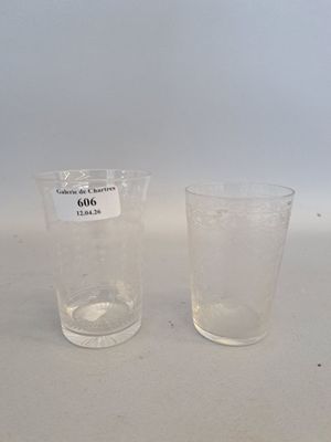 Deux verres d'eau en cristal gravé de branches et guirlandes…
