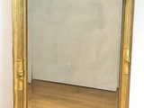 un miroir posé sur le sol devant un mur