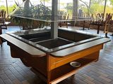 une table de billard au milieu d'une grande pièce