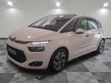 la citrole blanche est garee sur un carrelage en damier
