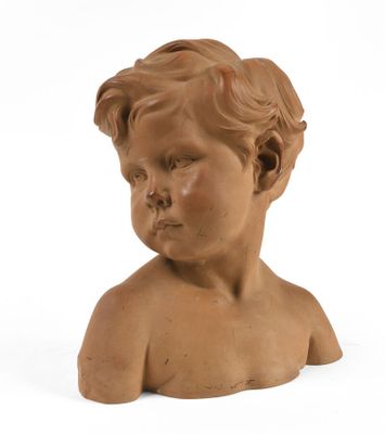une image représentant une petite statue d'enfant sur fond blanc