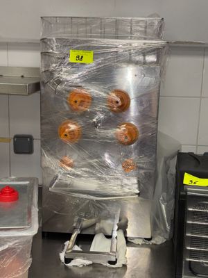 Plusieurs beignets sont emballés dans du plastique dans une cuisine professionnelle
