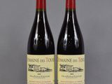 deux bouteilles de vin posées sur une table l'une à côté de l'autre