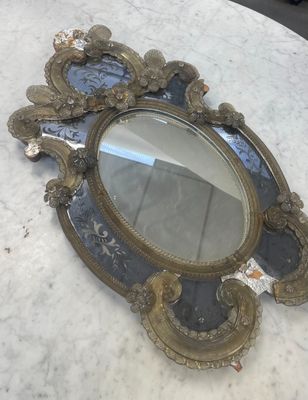 un miroir posé sur une table dans une pièce