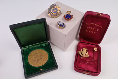 trois types différents de broches dans une boîte posée sur une surface blanche