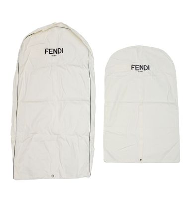 deux housses à vêtements blanches portant l'inscription « Fendi »