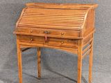 un petit bureau en bois muni de tiroirs, avec un tiroir en dessous