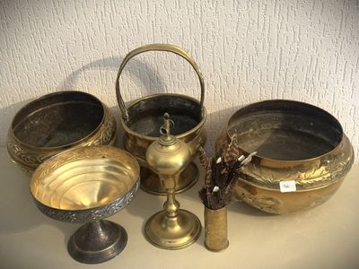 de nombreux objets en laiton posés sur une table