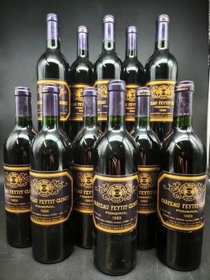 six bouteilles de vin sont alignées sur une table