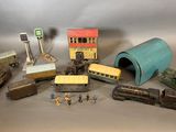 un grand nombre de trains miniatures posés sur une table