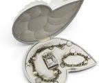 une boîte en forme de cœur contenant un collier et un bracelet