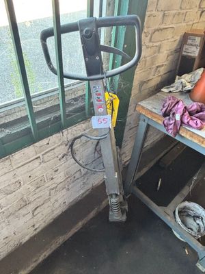 une machine posée devant une fenêtre