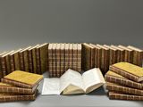 une pile de livres posés les uns à côté des autres sur une table