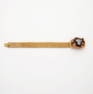 un bracelet en or orné d'une fleur noire et blanche