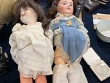 deux poupées assises ensemble sur une table