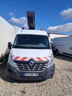 une camionnette blanche garée à côté d'une remorque