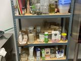 une étagère remplie de provisions dans une cuisine, à côté d'un réfrigérateur