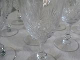plusieurs verres à vin vides sont alignés sur une table