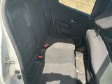 deux sièges à l'arrière d'une voiture vide