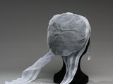 un chapeau blanc sur une tête de mannequin noire
