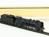 un petit train qui est posé sur les rails à côté d'une boîte