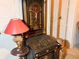 une horloge de parquet dans un coin de la pièce, à côté d'une lampe