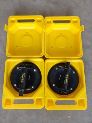 deux boîtes en plastique jaunes avec deux couvercles en plastique noirs