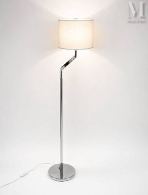 le lampadaire est surmonté d'un abat-jour blanc