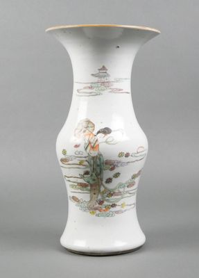 CHINE Vase balustre en porcelaine à décor polychrome d'une c…